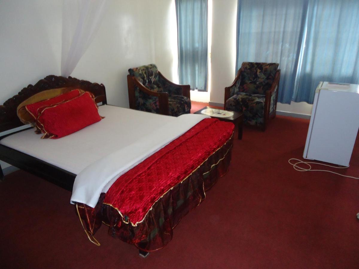 Njeru Brisk Hotel Triangle מראה חיצוני תמונה