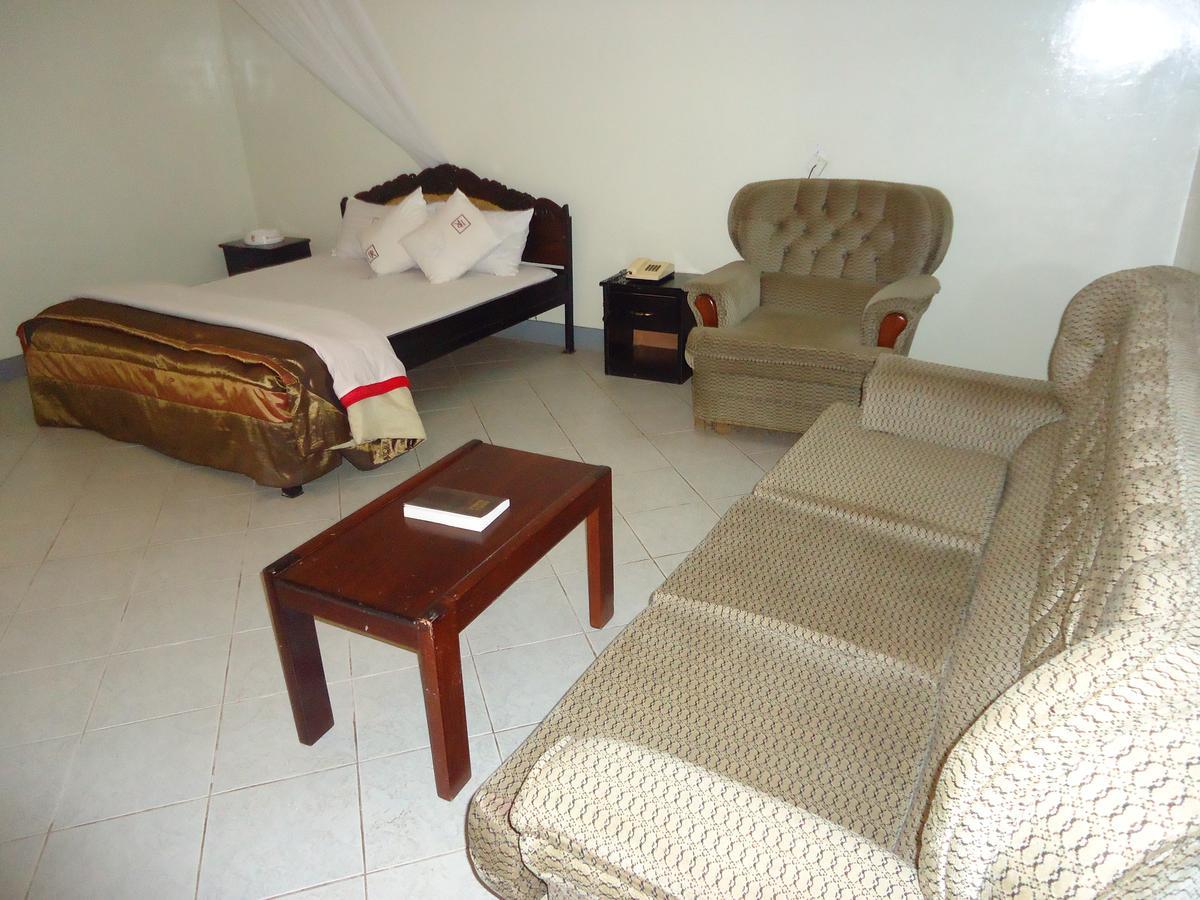 Njeru Brisk Hotel Triangle מראה חיצוני תמונה