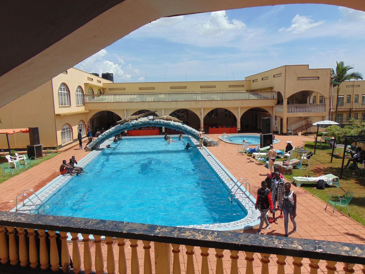 Njeru Brisk Hotel Triangle מראה חיצוני תמונה