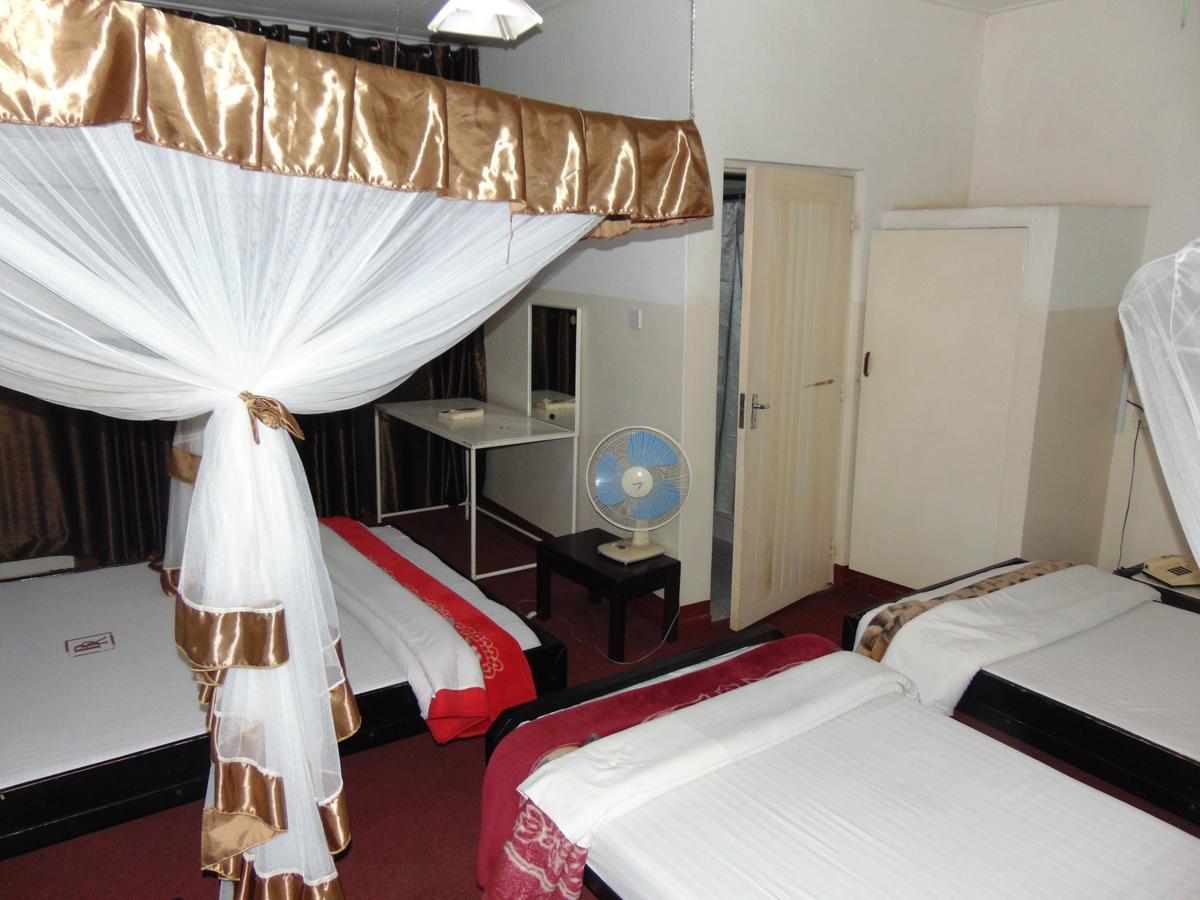Njeru Brisk Hotel Triangle מראה חיצוני תמונה