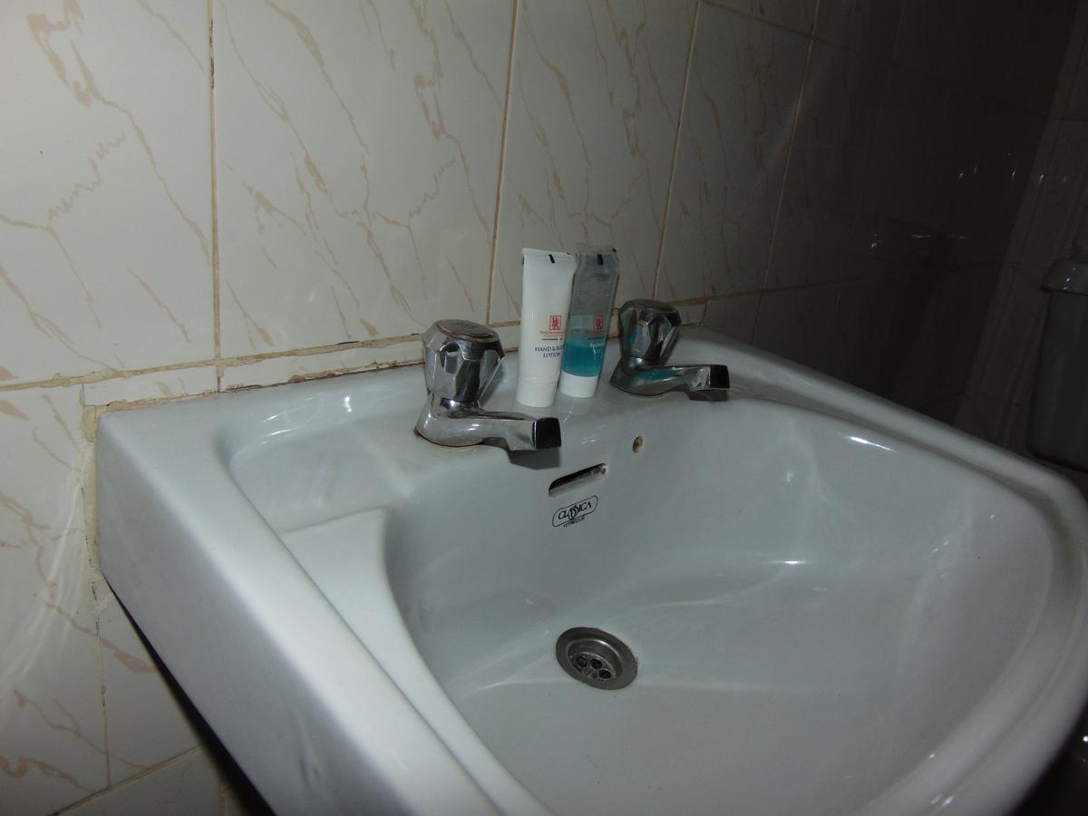Njeru Brisk Hotel Triangle מראה חיצוני תמונה