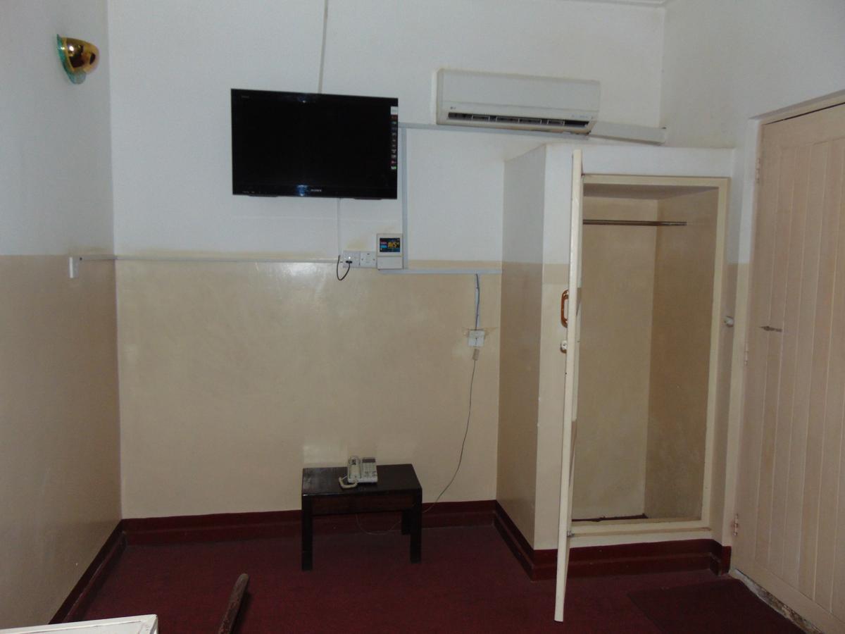 Njeru Brisk Hotel Triangle מראה חיצוני תמונה