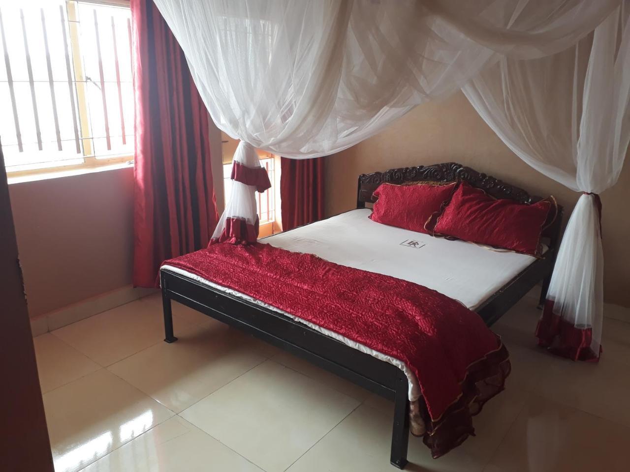 Njeru Brisk Hotel Triangle מראה חיצוני תמונה