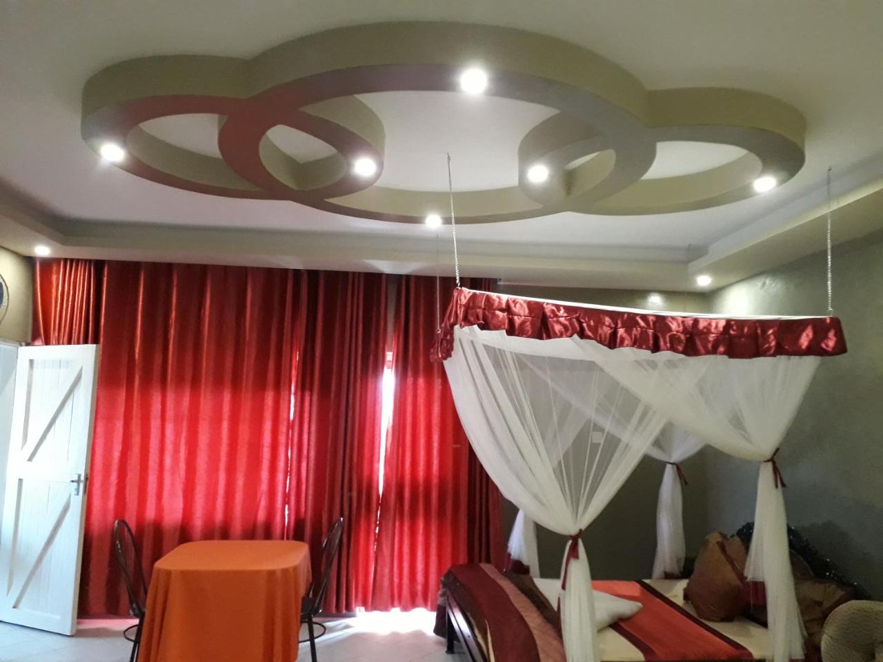 Njeru Brisk Hotel Triangle מראה חיצוני תמונה